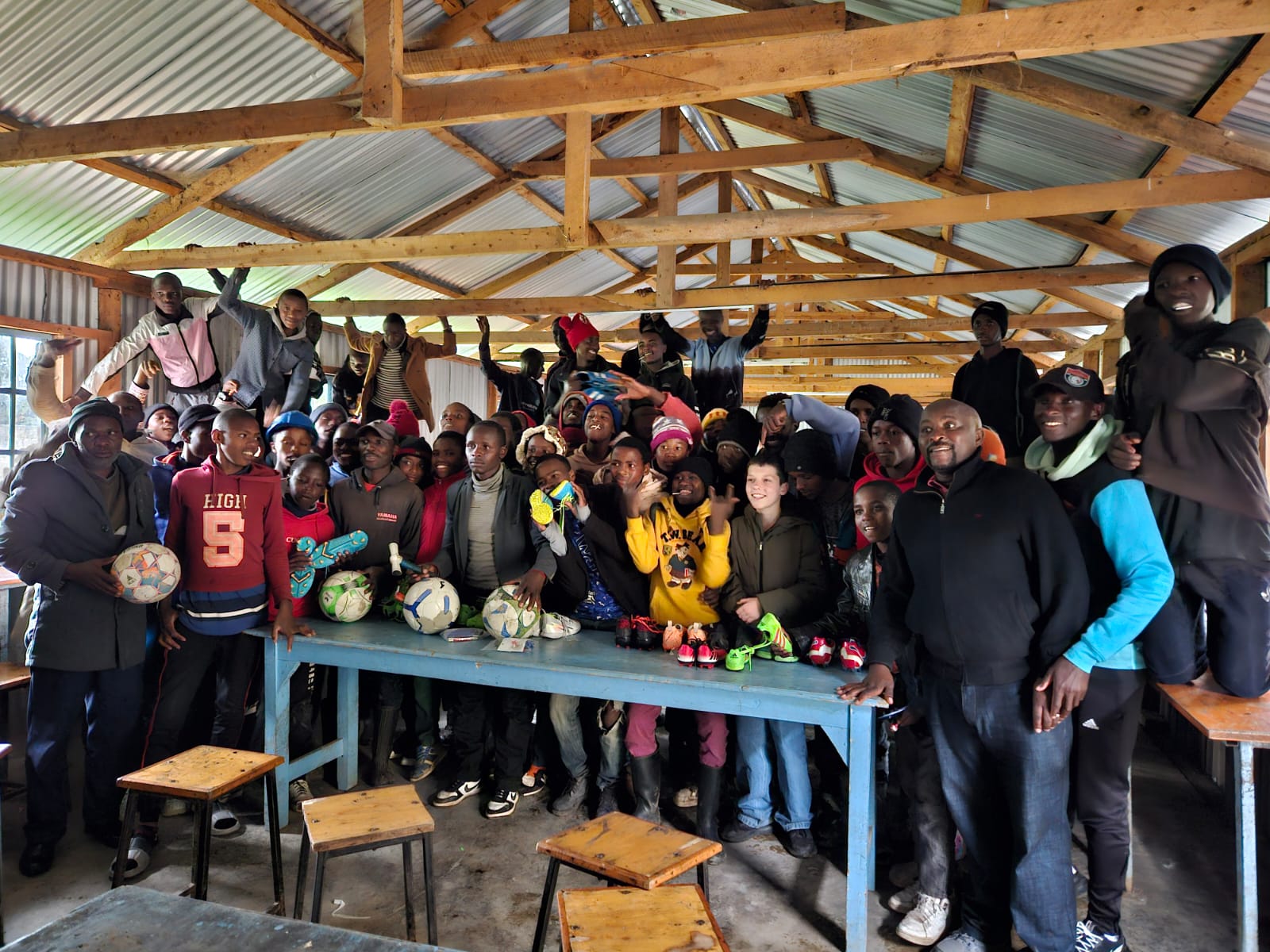 TuSBO-Spieler verteilt Fußball-Ausrüstung in Kenia