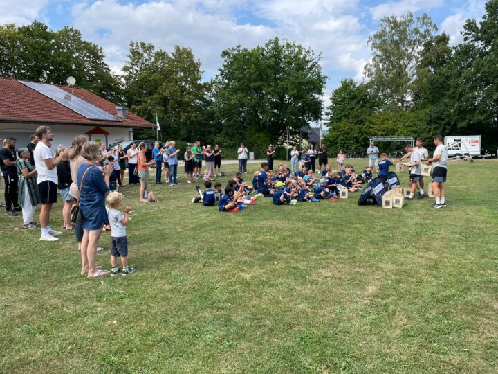 Jede Menge glückliche Kids beim Fußballcamp